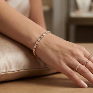 Bracelet tennis classique pour femme en or blanc et jaune 18 carats avec émeraude et diamant de laboratoire taille brillant ovale serti clos - Product Image 2