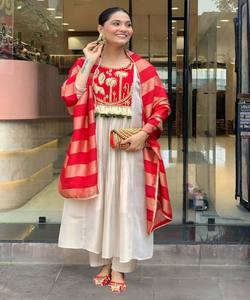 Ensemble haut, bas et dupatta de luxe en coton fantaisie avec broderie à motifs, pour festivals et soirées, prix de gros, vêtement ethnique rouge - Product Image 1