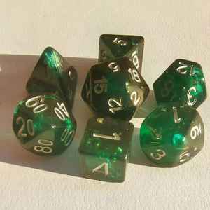 Juego de Dados de Resina Verde Bosque, 7 Piezas, Dados Poliédricos para Juegos de Rol con Números Plateados para Juegos de Mesa DND - Product Image 1