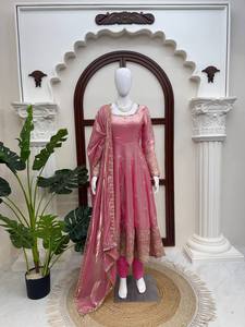 Vestido de diseñador de seda con bordado de hilo y lentejuelas, con conjunto de pantalón. - Product Image 2