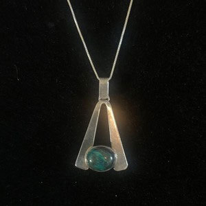 Collier pendentif en acier inoxydable avec pierre turquoise naturelle, serti en forme de trilène, design minimaliste, chaîne plaquée argent - Product Image 2