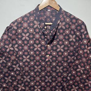 Kurta Tradicional para Hombre de la Mejor Calidad, 100% Algodón |   Kurta de Manga Larga y Corte Corto |   Kurta de Diseño Floral - Product Image 4