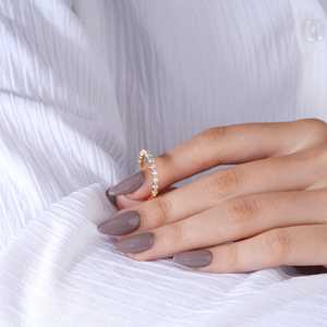 แหวนแต่งงานแบบมินิมอลลิสต์ประดับเพชรโมอิสซาไนต์ทรงกลม 14K ทองคำแท้ ดีไซน์บางเฉียบ ประดับเพชรแบบไมโครพาเว่ สำหรับผู้หญิง เหมาะสำหรับเป็นของขวัญวันครบรอบ - Product Image 3