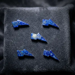 Lapis-lazuli naturel sculpté à la main, motif ciel étoilé, pierre précieuse bleue avec taches blanches, 10x18mm, 20 carats, 4 grammes, marque Mugalart, Rajasthan - Product Image 5