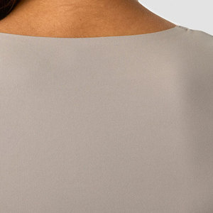 Camiseta Deportiva de Compresión para Mujer, OEM, Absorbe el Sudor, Color Personalizado, Cuello Profundo, Diseño Corto, Manga Corta - Product Image 4