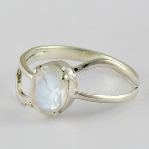 แหวนเงินแท้ 925 ประดับมูนสโตนสีรุ้ง ดีไซน์สวยงาม รุ่นสโนว์ไวท์ จาก Shri Ashapura Jewels BOHEMIA ตกแต่งขอบแบบคริสเตียน - Product Image 3