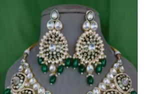 Elegante Juego de Collar y Aretes de Latón de Primera Calidad con Baño de Oro Antiguo y Piedras Kundan para Bodas y Fiestas - Product Image 2