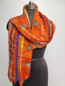 Écharpe en soie orange à imprimé géométrique ethnique, forme carrée, multifonctionnelle, tendance pour femmes, toutes saisons - Product Image 2