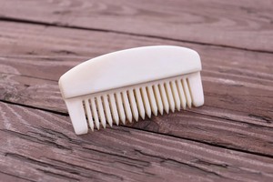 Peigne à cheveux artisanal Tradebyd en os, démêloir de luxe fait main, accessoire de beauté pour soins capillaires professionnels - Product Image 5