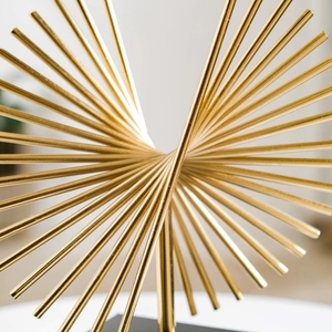 Figurine de table géométrique moderne en métal doré avec base noire solide pour le bureau, l'armoire et l'étagère - Product Image 2