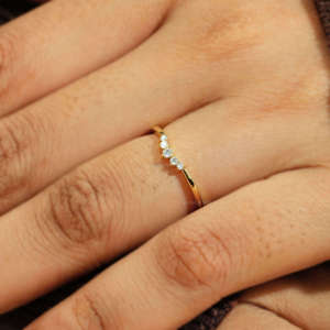 Banda de boda de oro amarillo sólido de 14 quilates para mujer, estilo minimalista de cinco piedras con moissanita cortada, diseño curvo, regalo de boda perfecto - Product Image 3