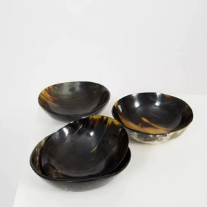 Bol de service en corne naturelle de style européen, aspect vintage, pour salade et mélange, bol en corne médiéval, design feuillage, pour hôtels - Product Image 1