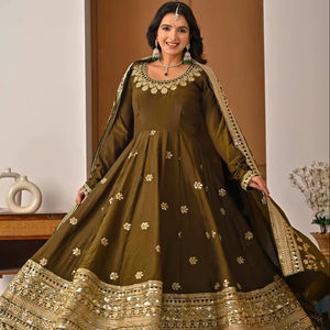 Elegante traje Anarkali de diseñador con un hermoso estilo, perfecto para ocasiones festivas y bodas. - Product Image 1