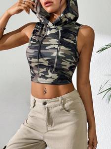 Camiseta corta con capucha sin mangas de camuflaje para mujer, top sin mangas ajustado con cordón, camuflaje personalizado, estilo utilitario elevado para verano. - Product Image 5