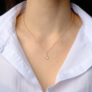 Collier pendentif couleur or rose avec fermoir griffe florale, chaîne de bijoux pour femme, idéal pour les fêtes et les occasions spéciales - Product Image 4