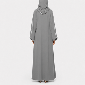 Abaya de primera calidad con borde blanco en contraste y mangas fluidas, estilo casual con frente abierto y conjunto de hiyab a juego. - Product Image 2