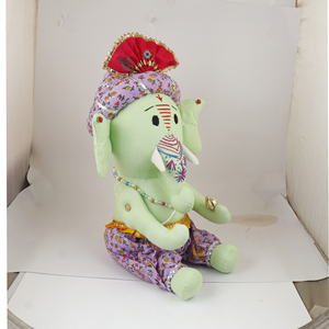 Peluche Ganesh Verte à Vendre, Poupée Artisanale Douce du Dieu Éléphant avec Robe Florale Violette, Vente en Gros - Product Image 3