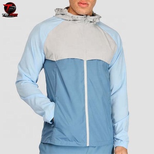 Conjunto Deportivo de Dos Piezas para Hombre, con Capucha y Bloques de Color, Chaqueta Cortavientos Ligera de Poliéster y Pantalones Cortos, con Logotipo Personalizado - Product Image 4