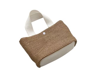 Llama la atención en cada calle de la ciudad con este dinámico bolso de hilo natural que presenta una base de contraste llamativo y un cierre a presión. - Product Image 1