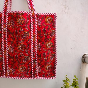 Bolso Tote Acolchado de Algodón Jaipuri con Cremallera, Estampado Floral Rojo Vibrante, Bolso de Hombro Hecho a Mano, Bolso de Compras con Estampado Indio - Product Image 3