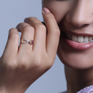 Anillo de Diamantes con Onda Infinita y Piedra de Color Púrpura - Product Image 4