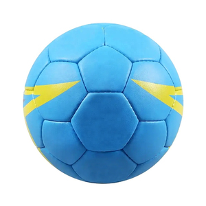Ballon de football en PVC personnalisé à 32 panneaux, fabriqué à la main, design unique, impression de logo, haute rétention d'air, style classique, en PU - Product Image 4
