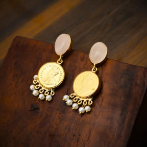 Boucles d'oreilles pendantes en forme de pièce d'or - Quartz rose et perle, style vintage - Product Image 6