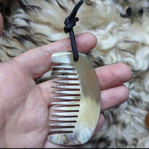 Peine de cuerno natural ecológico con dientes largos para el cuidado del cabello y peinado elegante, ideal como regalo de cumpleaños o decoración del hogar al mejor precio. - Product Image 5