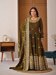 Ensemble de robe Anarkali en soie vert olive, broderie dorée, tenue ethnique pour mariage, style pakistanais - Product Image 1