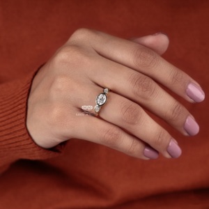 Bague de fiançailles et de mariage en or jaune 14 carats avec diamant ovale de laboratoire serti clos et trois pierres latérales en forme de poire, haute qualité EGL - Product Image 2