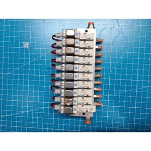 Collecteur de vannes solénoïdes SMC SYJ314M-5LZ+SYJ3133-9LOU, utilisable comme pièce détachée pour équipement semi-conducteur Legacy - Product Image 1