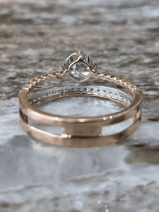 Bague de fiançailles en diamant de laboratoire 0,60 ct, or 14 carats, double alliance, design halo, sertissage pavé, certifiée IGI, élégante pour mariée - Product Image 2