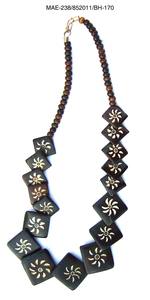 Collar Étnico Indio con Cuentas de Hueso y Colgante con Patrón Geométrico, Joyería Unisex para Mujeres y Hombres al Mejor Precio al por Mayor - Product Image 3