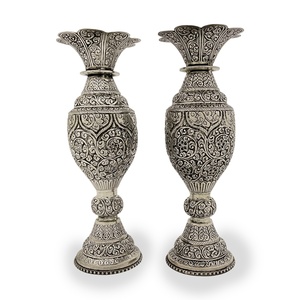Jarrón de Plata Tradicional Hecho a Mano con Diseño Floral y Grabado Intrincado - Product Image 2