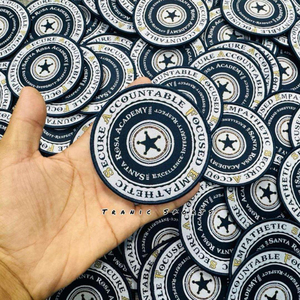 Écussons personnalisés brodés et tissés en gros, logo OEM, thermocollants, à coudre, haute précision, fournisseur de badges de marquage pour uniformes - Product Image 3