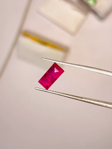 Rubis rouge naturel de qualité supérieure 1,87 carats, taille émeraude du Mozambique, pierre précieuse traitée thermiquement 9,6x4,8x3,4mm, lustre exceptionnel, certifié tiers - Product Image 5