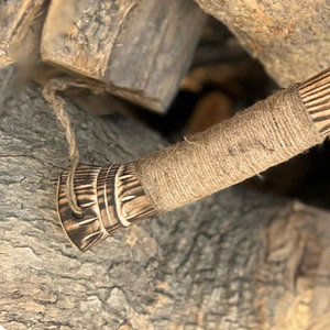 Hache à barbe en acier au carbone gravé, lame de 4 3/4 pouces, qualité industrielle, manche en bois, hache tomahawk pour le camping et le bushcraft - Product Image 4