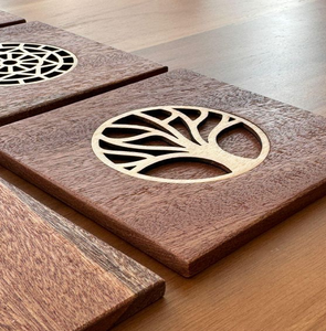 Ensemble de sous-verres carrés en bois foncé avec incrustations de médaillon central en forme d'arbre de vie découpé au laser, disponible à prix de gros. - Product Image 1