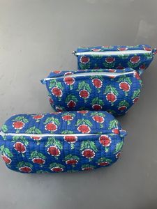 Ensemble de trousses de toilette matelassées en coton à motifs floraux bleus et rouges avec fermeture éclair, pochettes de rangement de voyage, commande en gros - Product Image 2