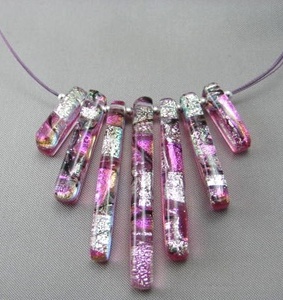Collier avec fleur naturelle du mois de naissance, pendentif en fleur pressée, bijoux en résine avec fleurs séchées, cadeau d'anniversaire, cadeau pour demoiselle d'honneur - Product Image 1