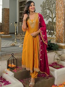Conjunto listo para usar de top de seda Vichitra con bordado de diseñador, pantalón de seda Vichitra y dupatta de seda Vichitra con bordado. - Product Image 1