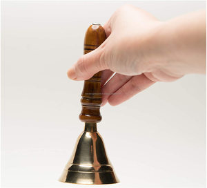 กระดิ่งทองเหลืองแท้พร้อมด้ามจับไม้ กระดิ่งเรียกบริการสองมือสำหรับโรงเรียน บัตเลอร์ หรือเรียกคนเสิร์ฟ ~ ทองเหลืองขัดเงาพร้อมด้ามจับไม้ - Product Image 4