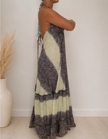 Robe longue bohème dos nu noire et blanche avec motif color block, ourlet superposé, coupe ample, sans manches, en tissu tissé, idéale pour les soirées estivales