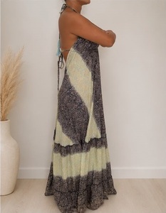 Robe longue bohème dos nu noire et blanche avec motif color block, ourlet superposé, coupe ample, sans manches, en tissu tissé, idéale pour les soirées estivales - Product Image 2