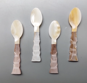 Cuillère de luxe vietnamienne en nacre, fabriquée à partir de coquillages naturels, pour servir le caviar, les desserts, la crème glacée et le café. - Product Image 2