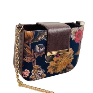 Bolso Bandolera Mini Impermeable con Estampado Floral Marino, Cierre Magnético, Correa de Cadena Dorada, Estilo Vintage Moderno, Suave y Casual - Product Image 1