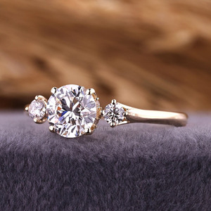 Anillo de compromiso de tres piedras de diamante cultivado en laboratorio de corte redondo anillo de tríada de boda y aniversario de oro amarillo sólido de 14K para mujer - Product Image 6