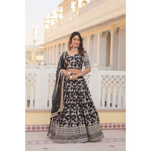 Conjunto de tela Jacquard de viscosa pura de diseñador Dyeable Lehenga Choli & Dupatta - Product Image 4