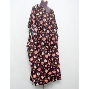 Vestido Maxi Bodycon con Cuello en V, Hecho a Mano, Ecológico, de Algodón, con Estampado Floral Indio, para Mamás, Uso Diario, Playa, o como Ropa de Dormir - Product Image 4