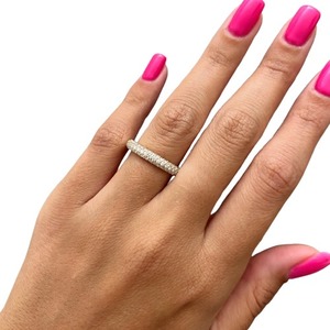 Bague éternelle de luxe à trois rangs micro-pavés de diamants de laboratoire en or 14K, 18K ou platine - Product Image 3